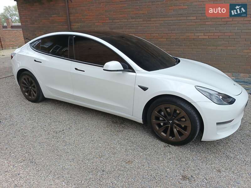 Седан Tesla Model 3 2021 в Киеве