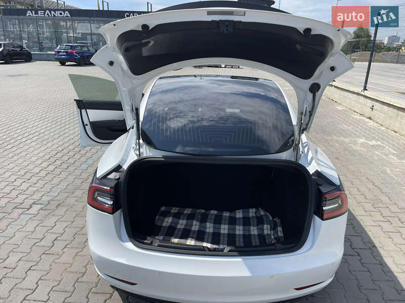 Седан Tesla Model 3 2019 в Черновцах