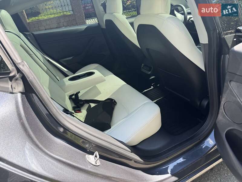 Седан Tesla Model 3 2023 в Ровно