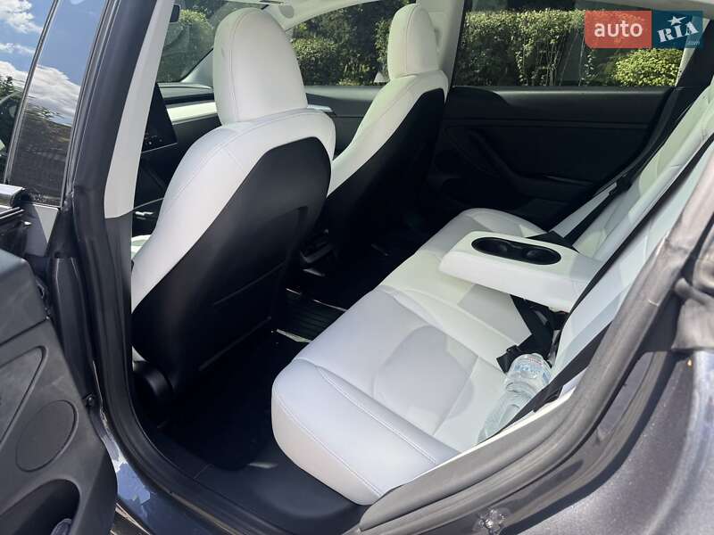Седан Tesla Model 3 2023 в Ровно