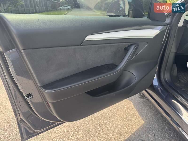 Седан Tesla Model 3 2023 в Ровно