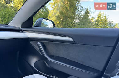 Седан Tesla Model 3 2023 в 