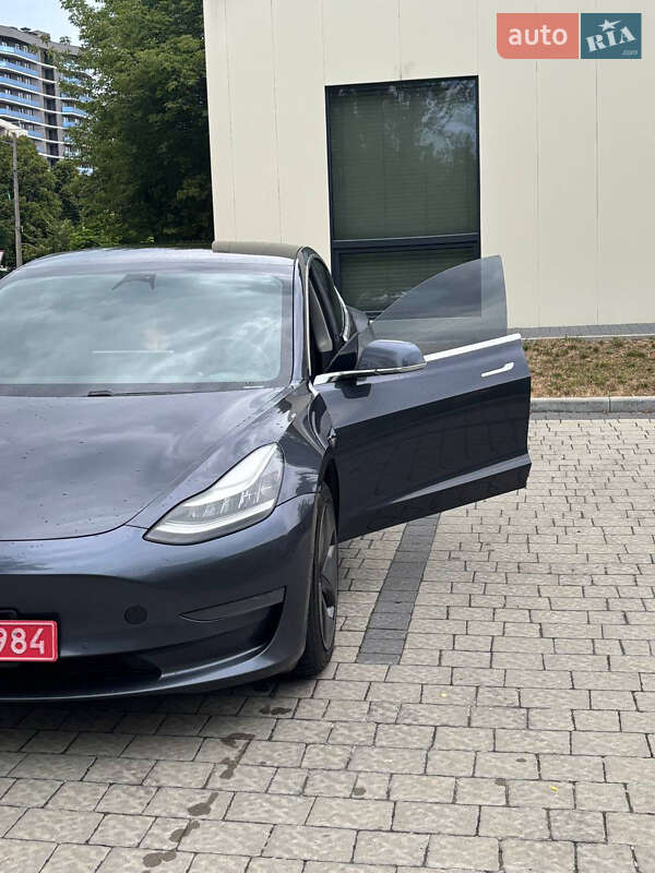 Седан Tesla Model 3 2020 в Львове