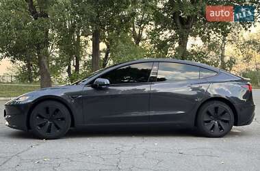 Седан Tesla Model 3 2024 в 