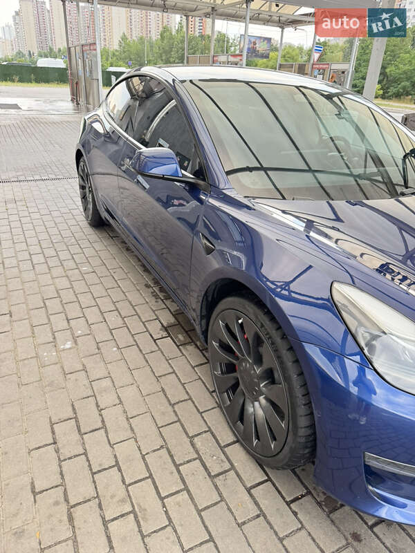 Седан Tesla Model 3 2022 в 