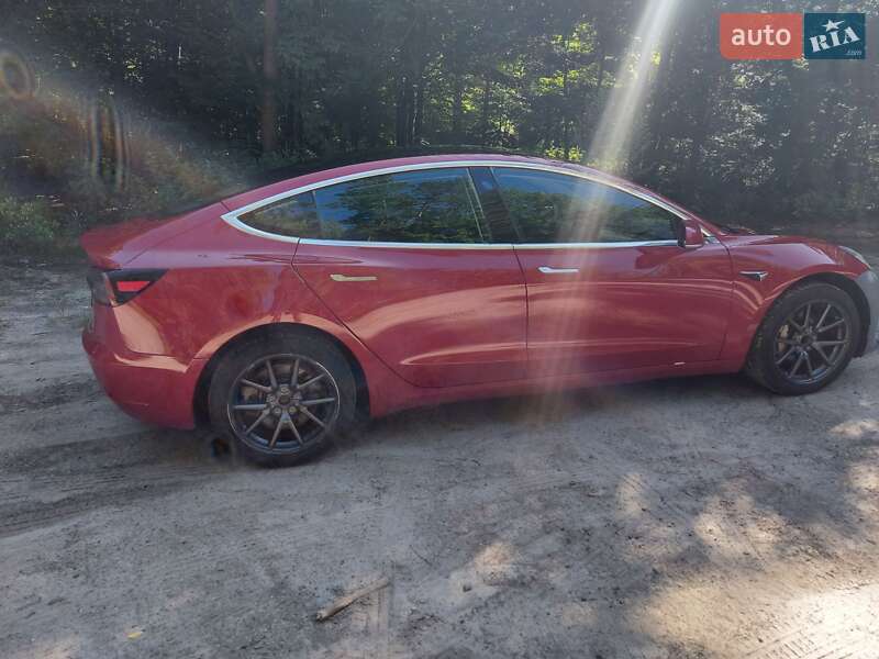 Седан Tesla Model 3 2019 в Львове