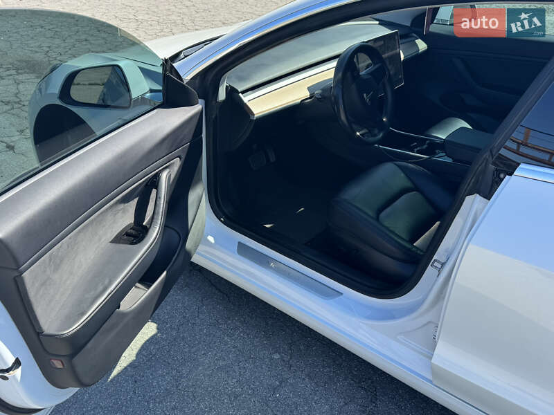 Седан Tesla Model 3 2019 в Звягелі