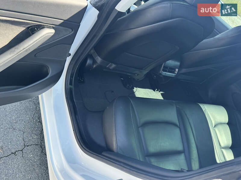 Седан Tesla Model 3 2019 в Звягелі