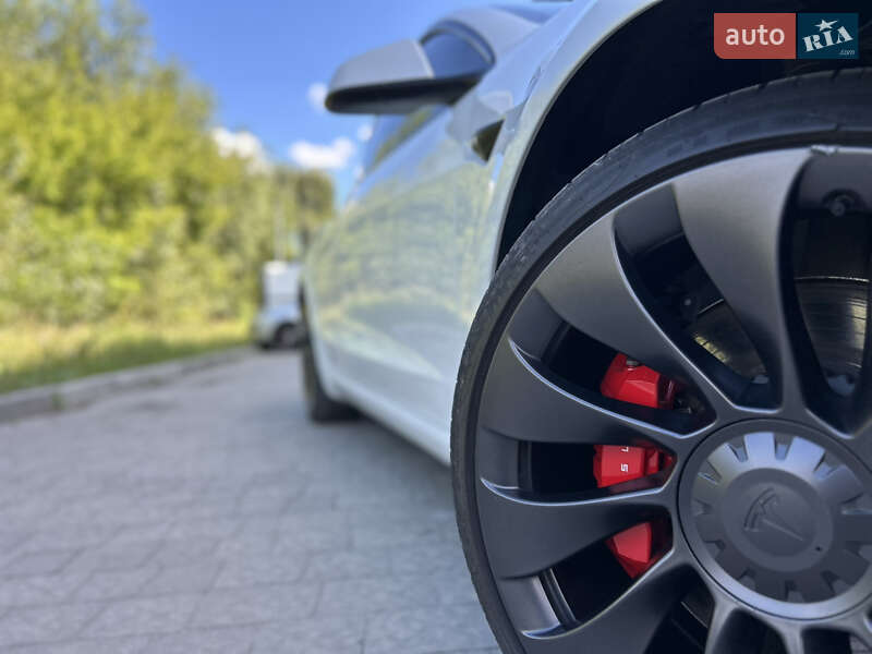 Седан Tesla Model 3 2023 в Новояворовске