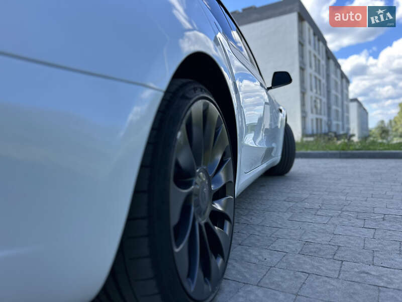 Седан Tesla Model 3 2023 в Новояворовске