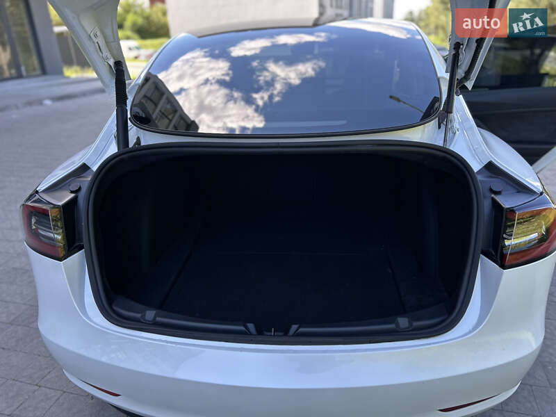 Седан Tesla Model 3 2023 в Новояворовске
