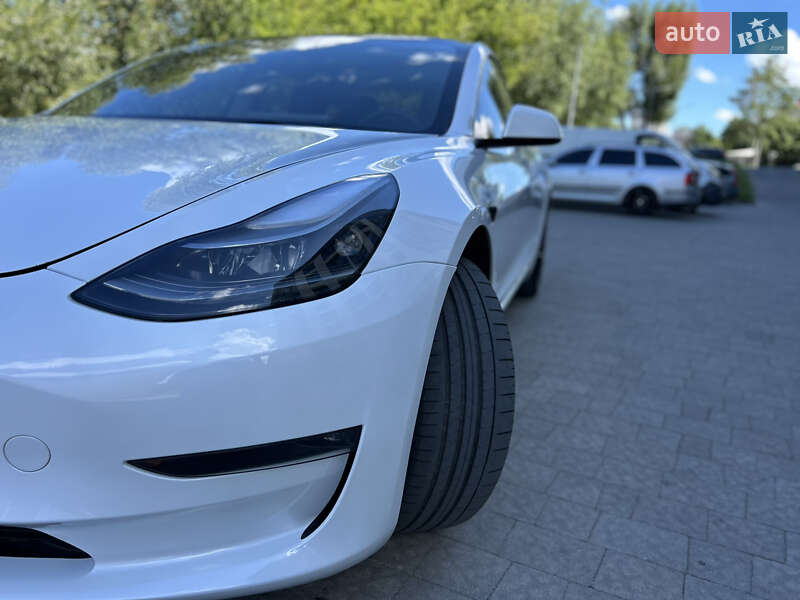 Седан Tesla Model 3 2023 в Новояворовске