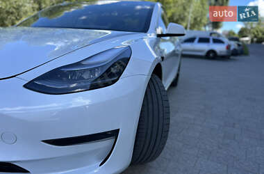 Седан Tesla Model 3 2023 в 