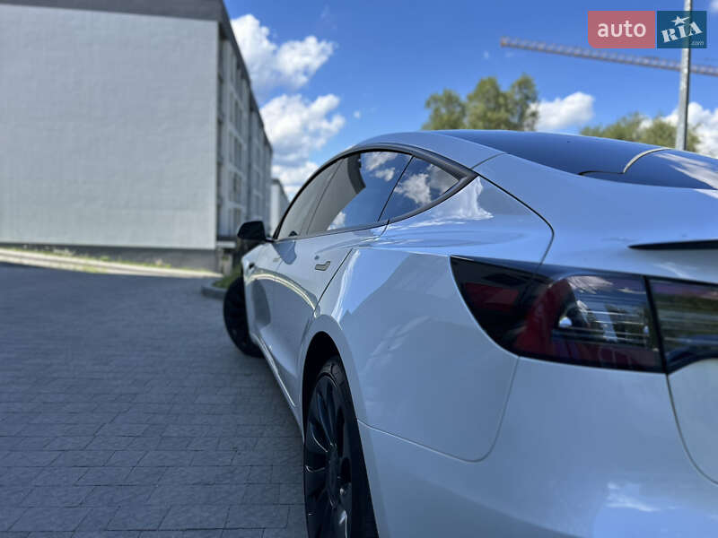 Седан Tesla Model 3 2023 в Новояворовске