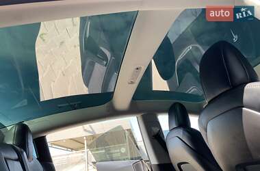 Седан Tesla Model 3 2019 в Іршаві