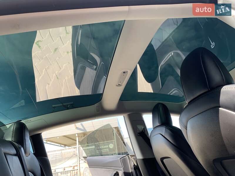 Седан Tesla Model 3 2019 в Іршаві
