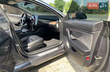 Седан Tesla Model 3 2019 в Іршаві