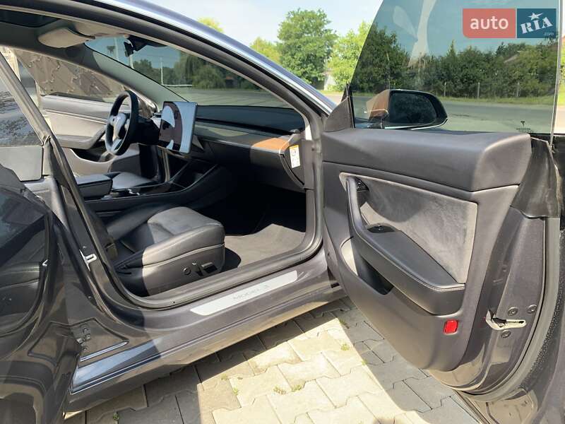 Седан Tesla Model 3 2019 в Іршаві