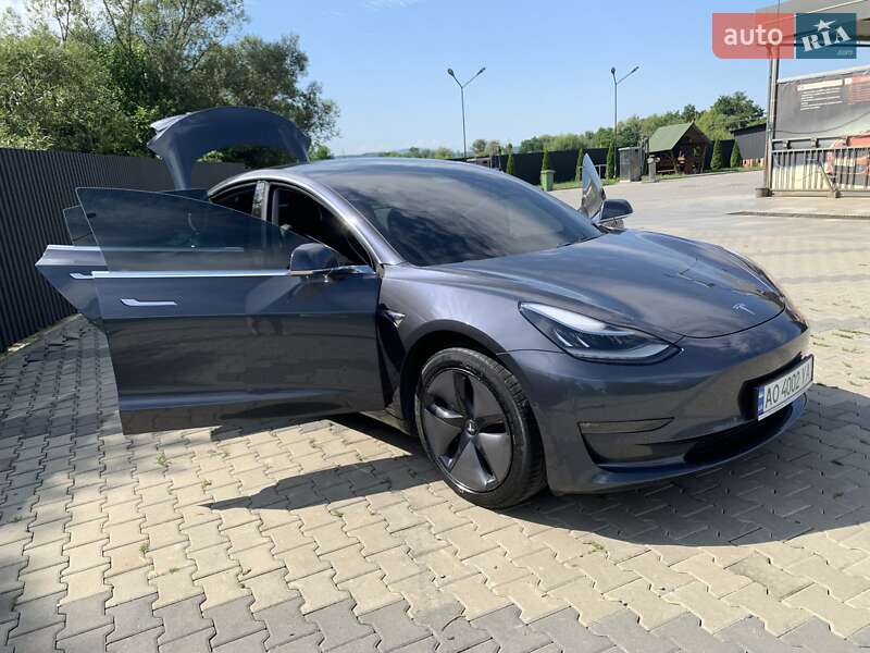 Седан Tesla Model 3 2019 в Іршаві