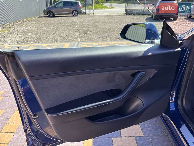 Седан Tesla Model 3 2019 в Львове