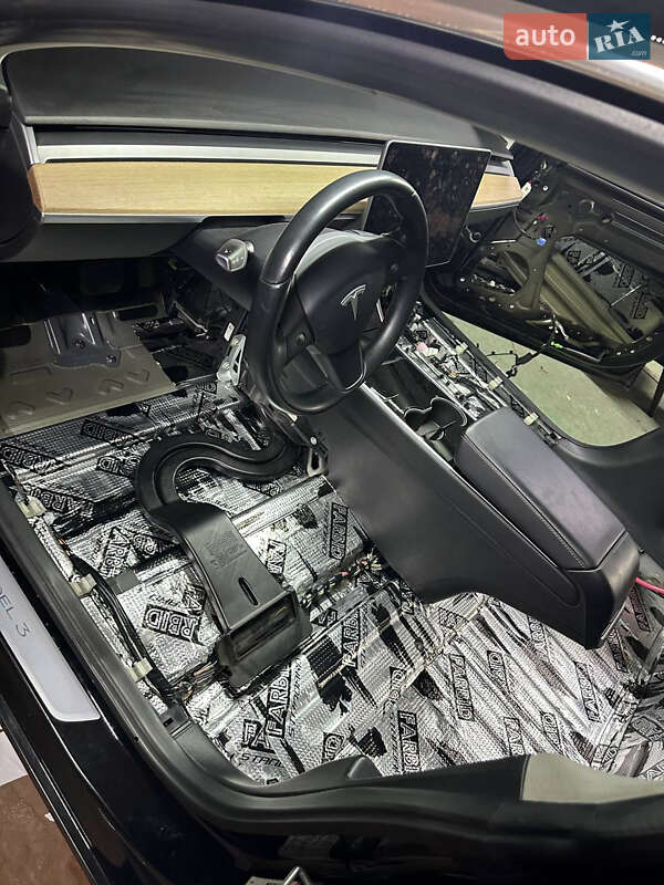 Седан Tesla Model 3 2018 в Львове