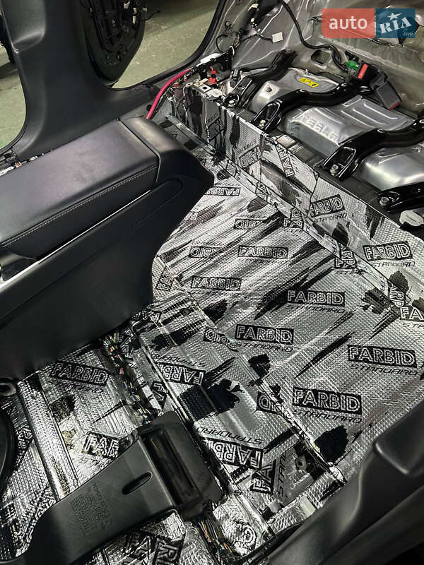 Седан Tesla Model 3 2018 в Львове