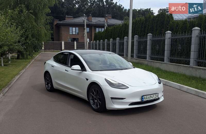 Седан Tesla Model 3 2021 в 
