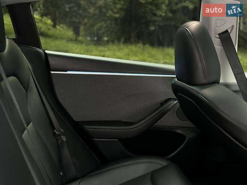 Седан Tesla Model 3 2024 в Трускавці
