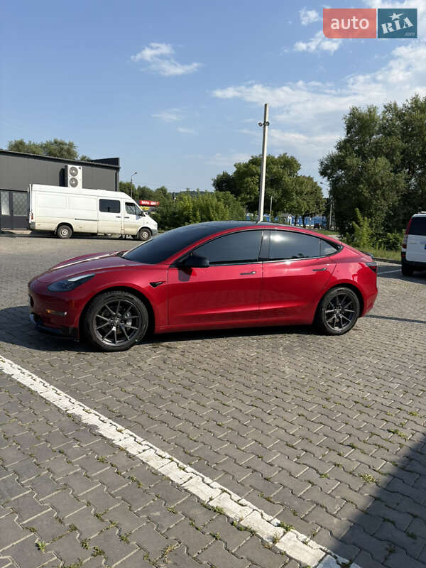 Седан Tesla Model 3 2021 в Черновцах