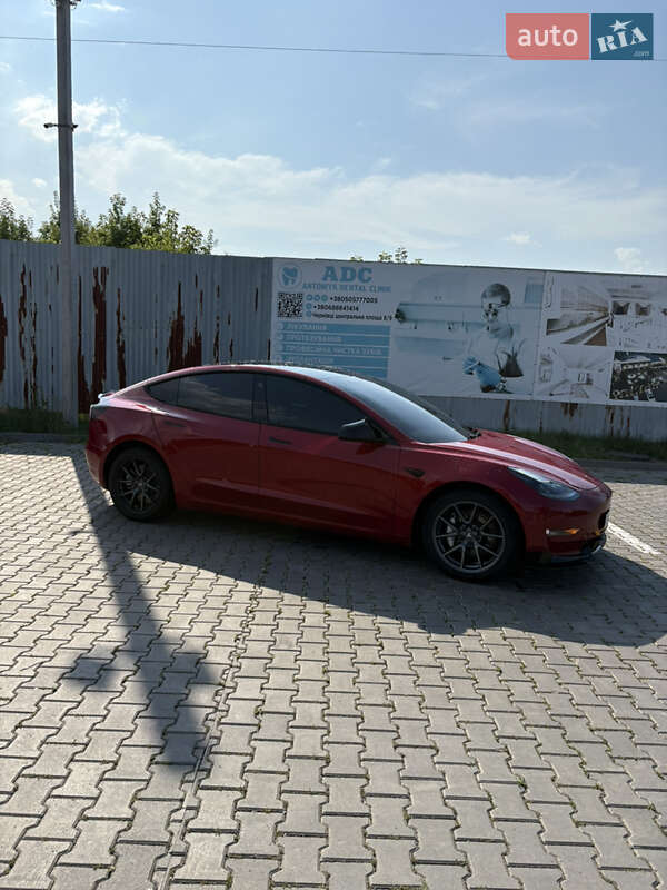 Седан Tesla Model 3 2021 в Черновцах
