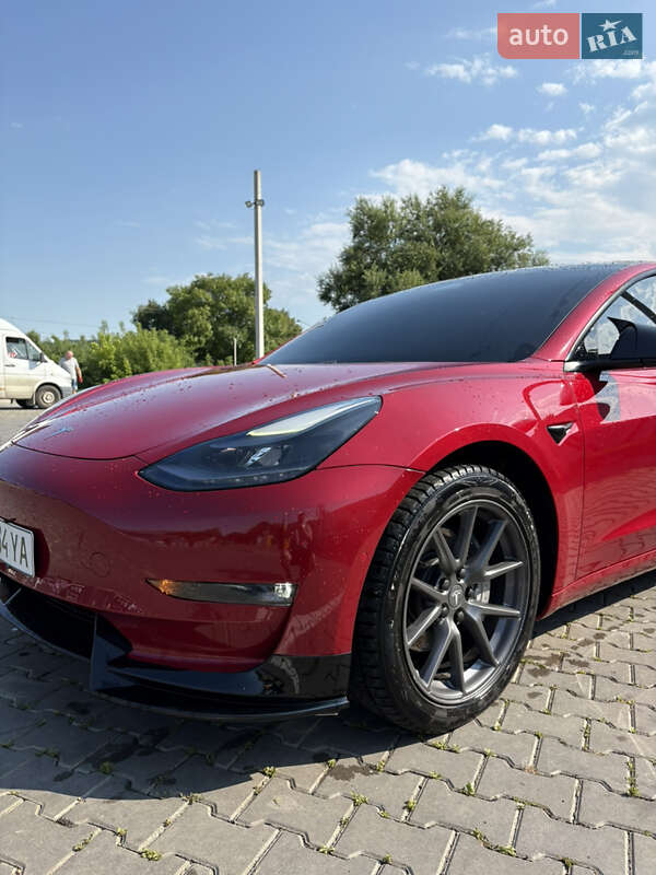 Седан Tesla Model 3 2021 в Черновцах