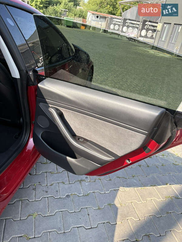 Седан Tesla Model 3 2021 в Черновцах