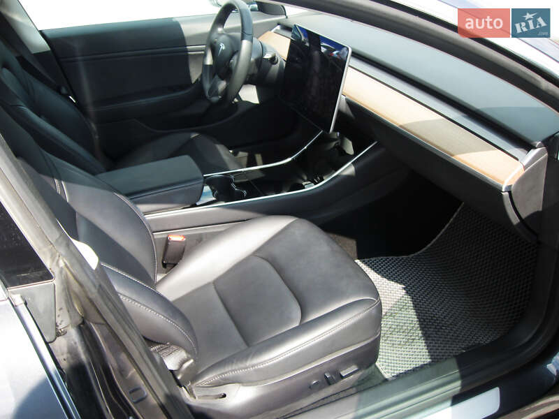 Седан Tesla Model 3 2018 в Львове