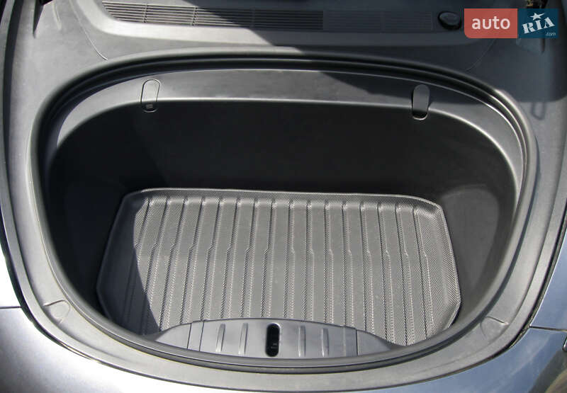 Седан Tesla Model 3 2018 в Львове