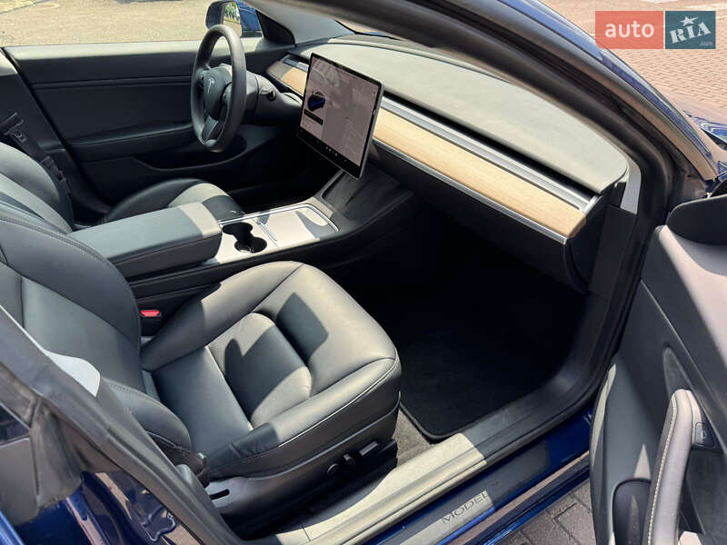 Седан Tesla Model 3 2020 в Ровно