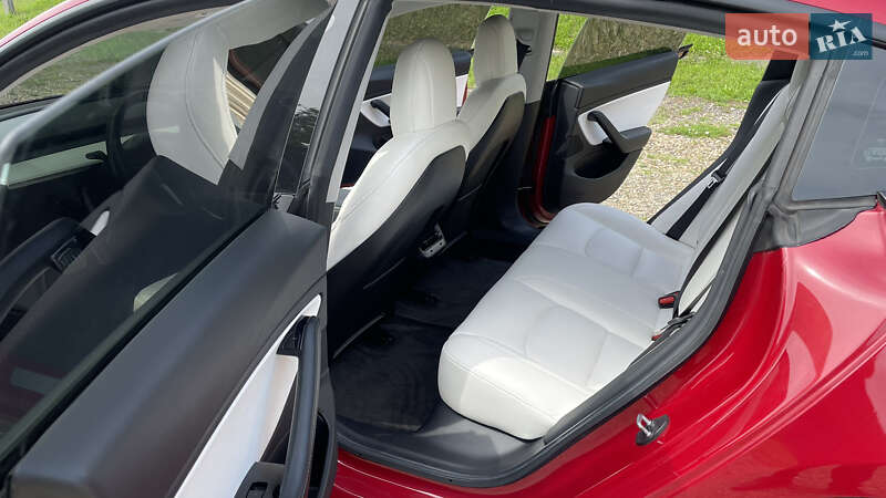 Седан Tesla Model 3 2019 в Львові