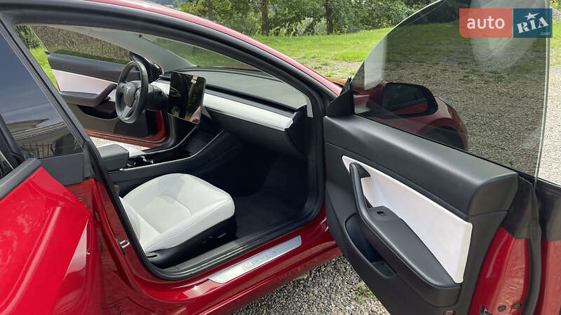 Седан Tesla Model 3 2019 в Львові