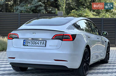 Седан Tesla Model 3 2022 в 