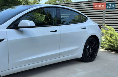 Седан Tesla Model 3 2022 в 