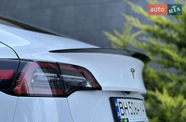 Седан Tesla Model 3 2022 в 