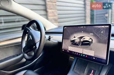 Седан Tesla Model 3 2022 в 