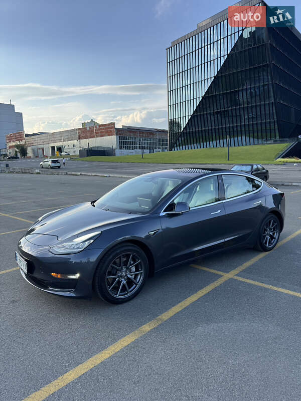 Седан Tesla Model 3 2018 в Киеве