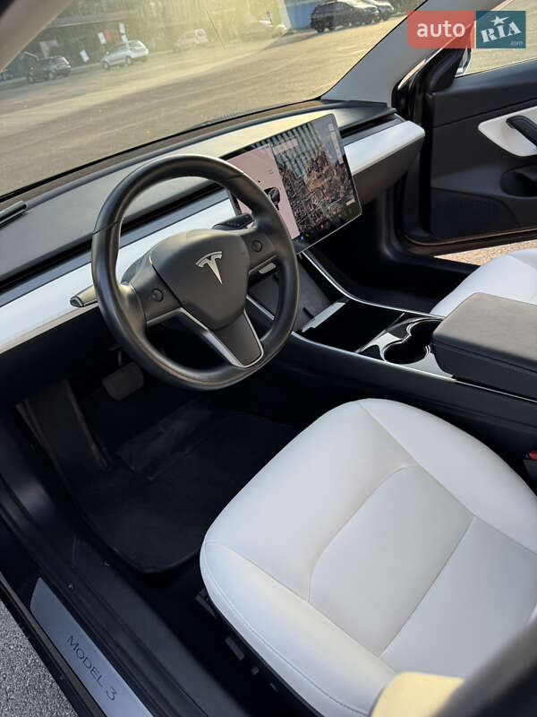 Седан Tesla Model 3 2018 в Киеве