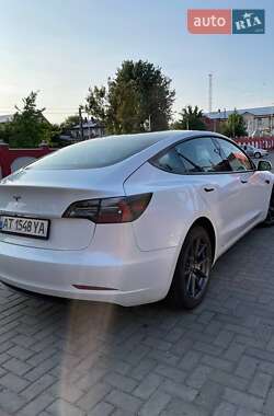 Седан Tesla Model 3 2022 в 