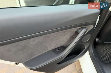 Седан Tesla Model 3 2023 в 