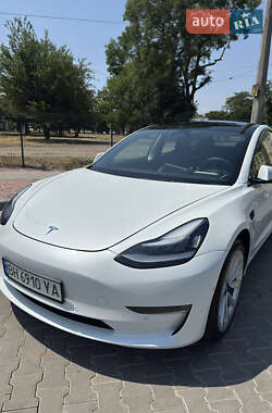 Седан Tesla Model 3 2022 в 