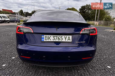 Седан Tesla Model 3 2022 в 