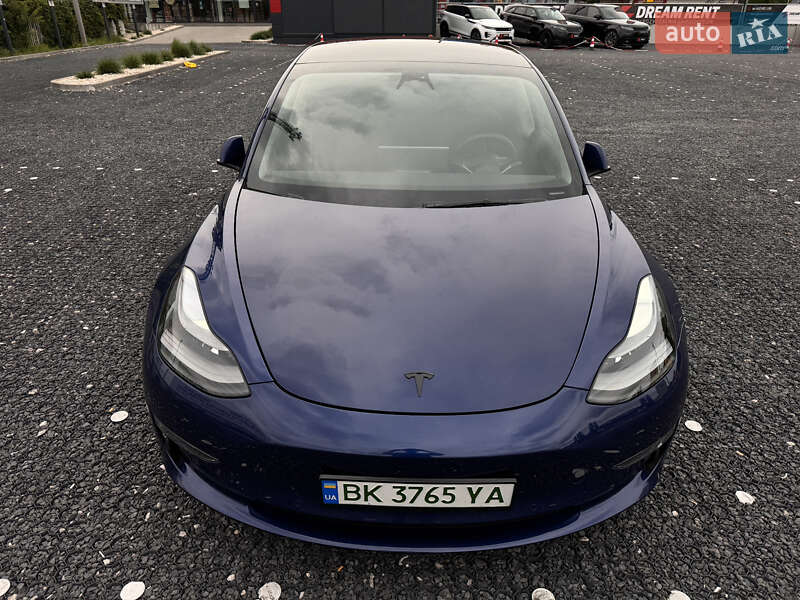 Седан Tesla Model 3 2022 в 
