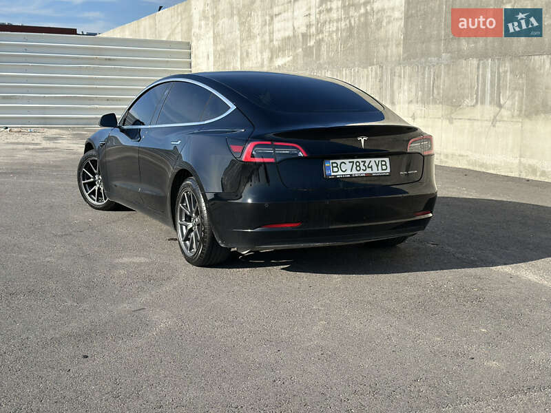 Седан Tesla Model 3 2019 в Львове