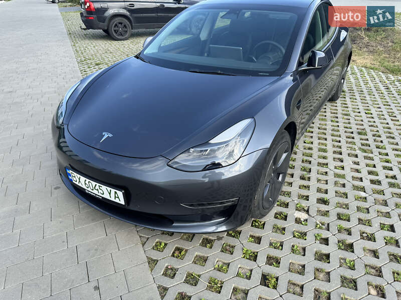 Седан Tesla Model 3 2022 в 
